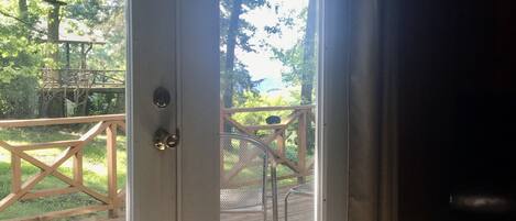 Une pièce dotée d’une grande porte-fenêtre coulissante donnant sur une terrasse extérieure.