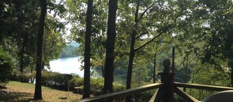 1950's Knotty Pine Cabin updated features View of Mountains/Lake Catherine Quiet