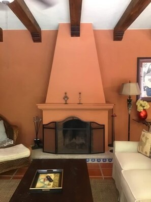 Smart TV, fireplace, DVD player, books - Bahia Encantada Elegant Casa Steps to Sea and Hotel (Nopolo, Loreto)
