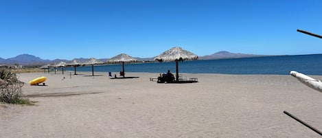 Sur la plage, chaise longue, serviettes de plage