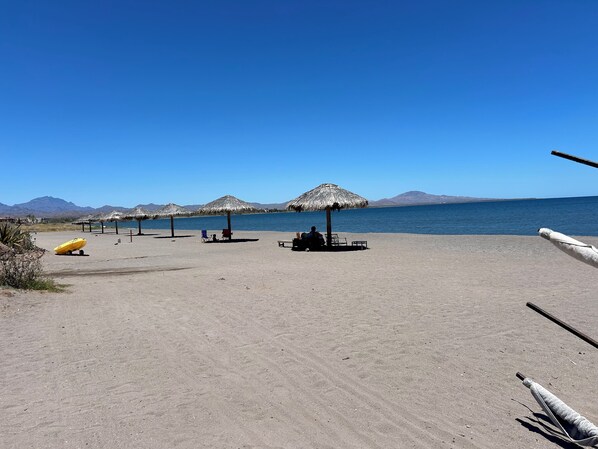 Sulla spiaggia, lettini da mare, teli da spiaggia