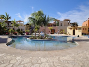 Una piscina al aire libre, una piscina climatizada