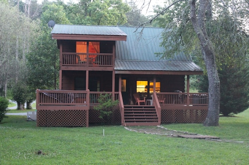 A Beautiful Cabin on a Nice Wide Creek! FREE WiFi/ ROKU TV