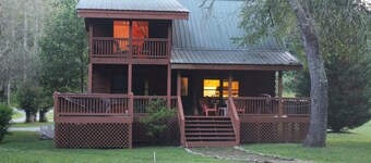 A Beautiful Cabin on a Nice Wide Creek! FREE WiFi/ ROKU TV