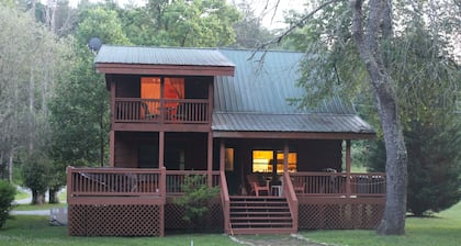 A Beautiful Cabin on a Nice Wide Creek! FREE WiFi/ ROKU TV