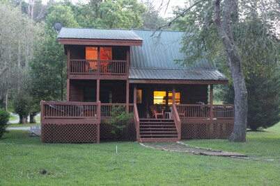 A Beautiful Cabin on a Nice Wide Creek! FREE WiFi/ ROKU TV
