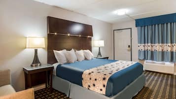 Quarto, 1 cama King, acessível, para não fumantes | Individualmente decorados, individualmente mobiliados, escrivaninha