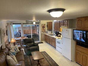 TV, books - Seaside Beach Croft Cabin (Qualicum Beach)