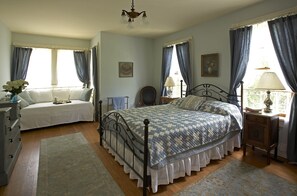 6 bedrooms, desk, iron/ironing board, travel crib