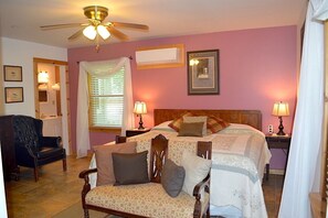 6 bedrooms, desk, iron/ironing board, travel crib