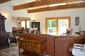 TV connectée, lecteur de DVD, livres, vidéothèque