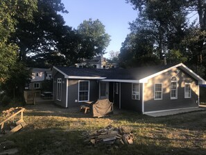 Exterior - "Ron golden pond" is a place to make memories, a special home with great energy. (Bradford)