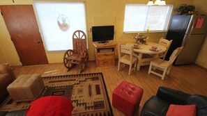 Una televisión, una chimenea, un reproductor de DVD