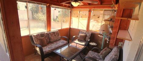 Televisio, takka, DVD-soitin, stereot