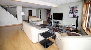 Smart TV, videogiochi, lettore DVD, tavolo da calcetto