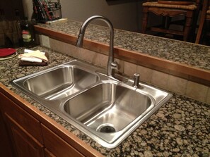 Frigorifero, microonde, piano cottura, lavastoviglie