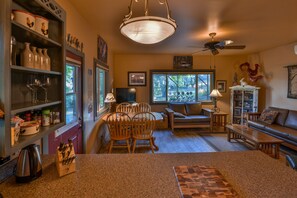 Smart-TV, Bücher, Stereoanlage