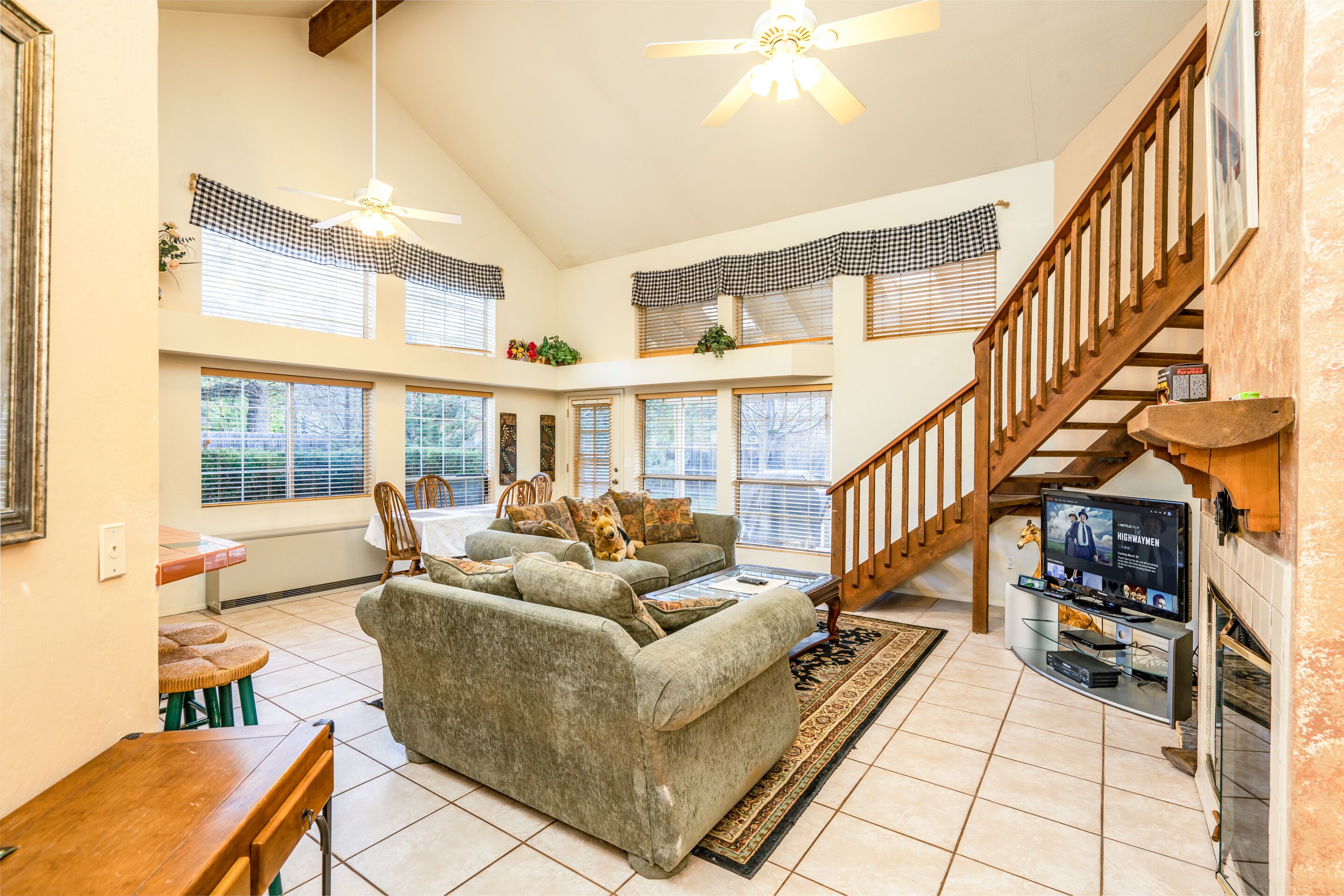 Smart TV, fireplace, DVD player