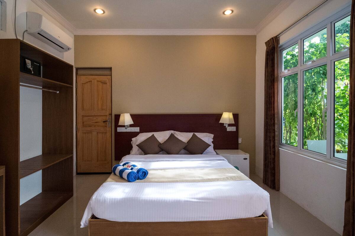 In-room safe, desk, soundproofing, iron/ironing board