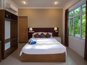 ตู้นิรภัยในห้องพัก, โต๊ะทำงาน, ห้องเก็บเสียง, เตารีด/โต๊ะรีดผ้า