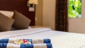 Chambre | Coffre-fort, bureau, système d’insonorisation, fer et planche à repasser