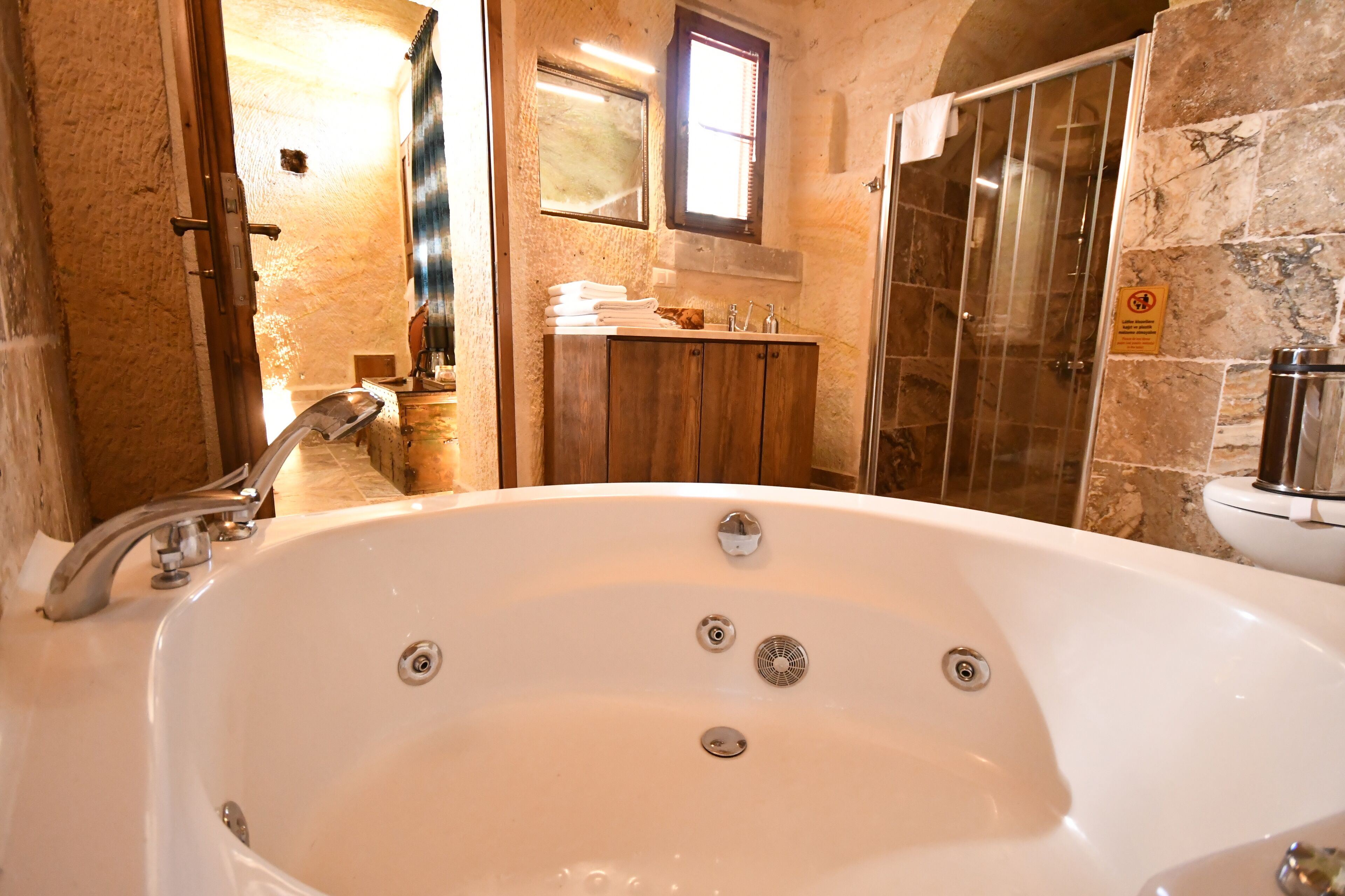 Quarto casal luxo | Banheiro | Chuveiro, chuveiro com efeito de chuva, produtos de toalete de grife 