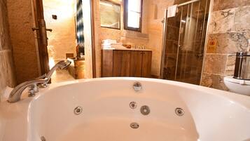 Quarto casal luxo | Banheiro | Chuveiro, chuveiro com efeito de chuva, produtos de toalete de grife