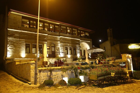 Fassade der Unterkunft – Abend/Nacht