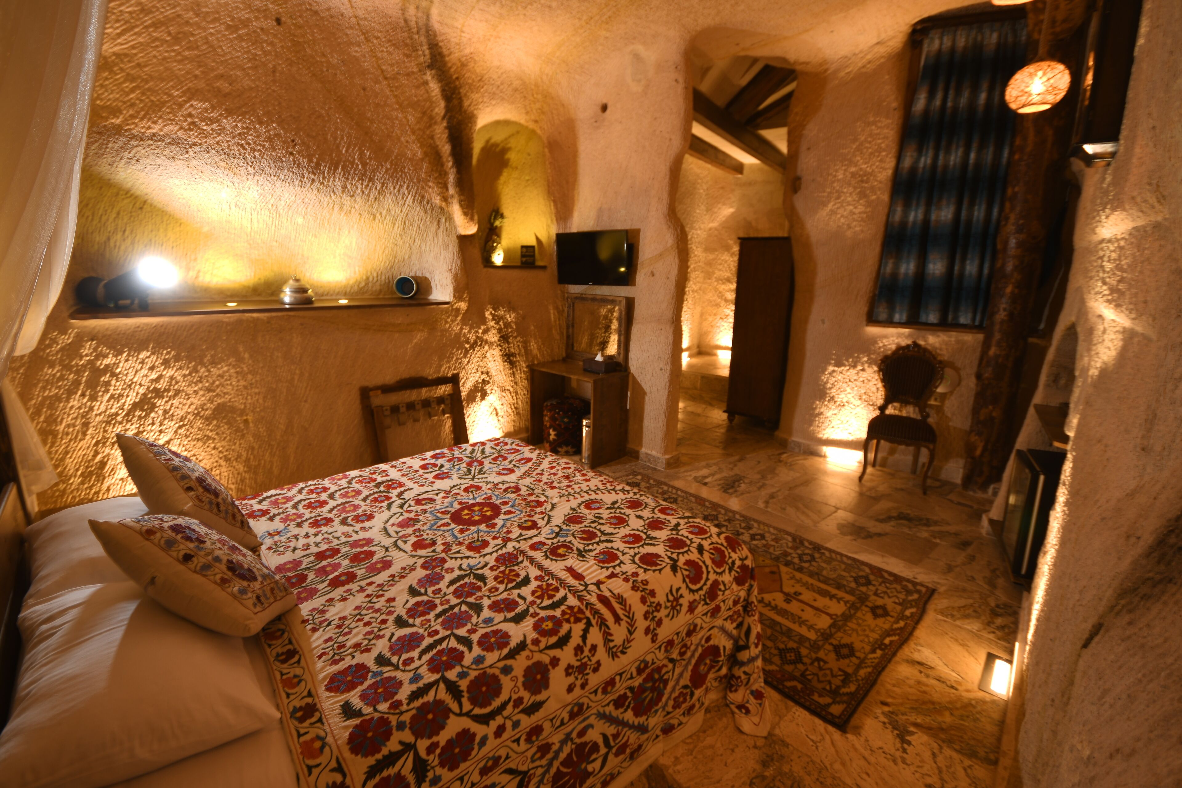 Deluxe Double Room | Minibar, in-room safe, individually decorated, individually furnished