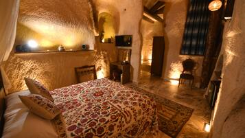 Deluxe Double Room | Minibar, in-room safe, individually decorated, individually furnished