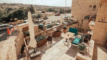 Deluxe Double Room | Minibar, in-room safe, individually decorated, individually furnished