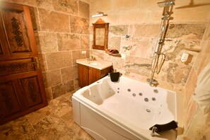 Chambre Deluxe double | Salle de bain | Douche, douche cascade, articles de toilette griffés, séchoir à cheveux