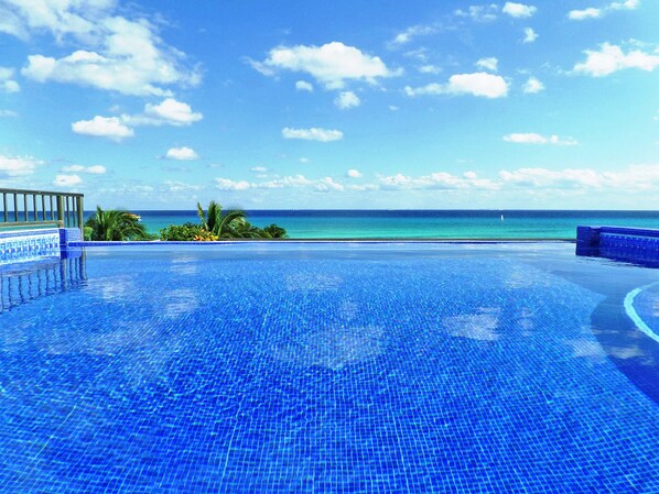 Alberca al aire libre y camastros