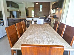 In-room dining - Villa Iich Naj by PRP (Playa del Carmen)