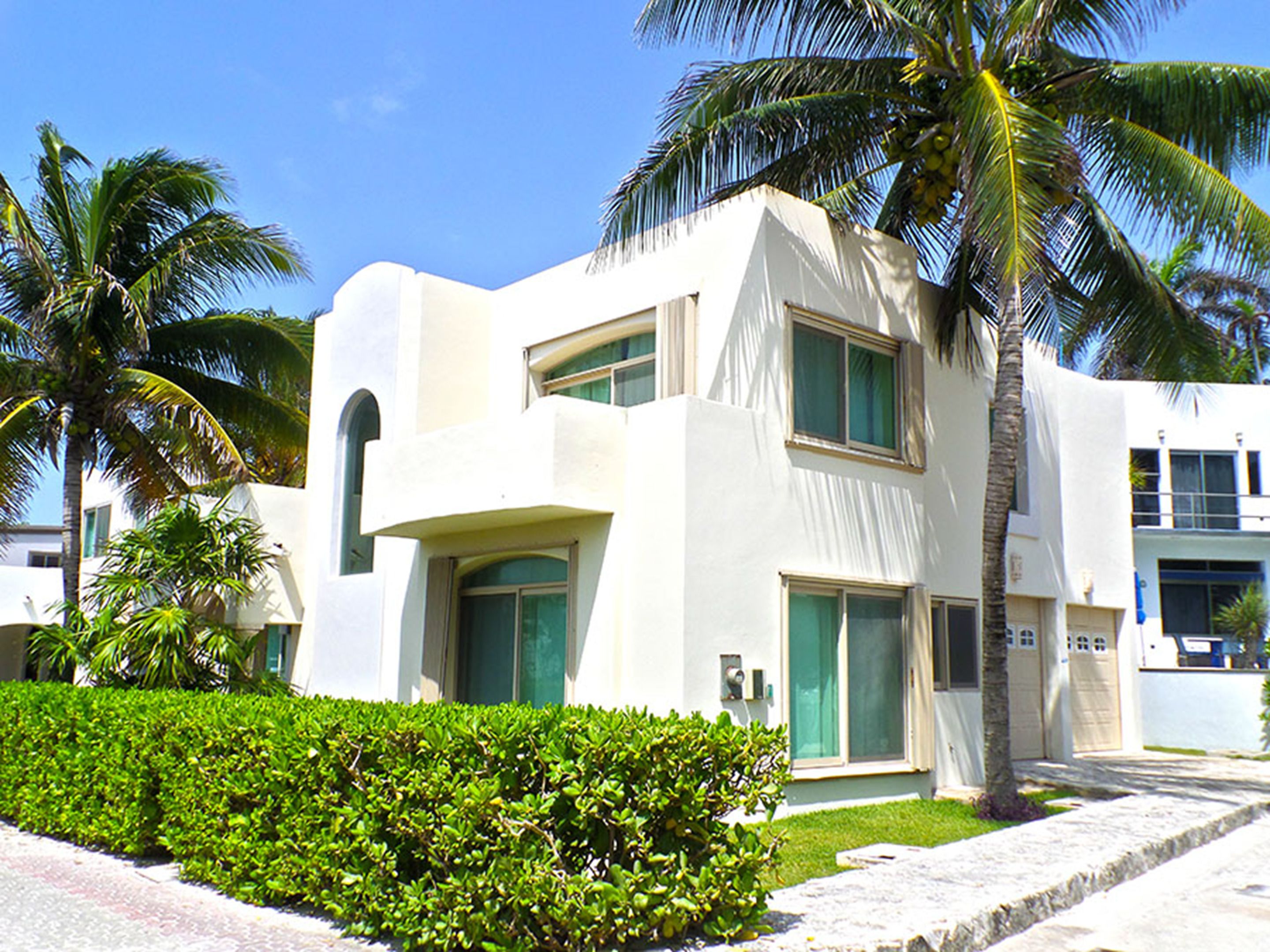 Vista frontal de la propiedad