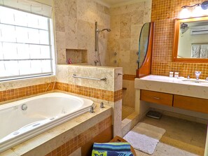 Villa, 4 Bedrooms | Bathroom | Separate bathtub and shower, deep-soaking bathtub, free toiletries - Villa Jalch Naj by PRP (Playa del Carmen)