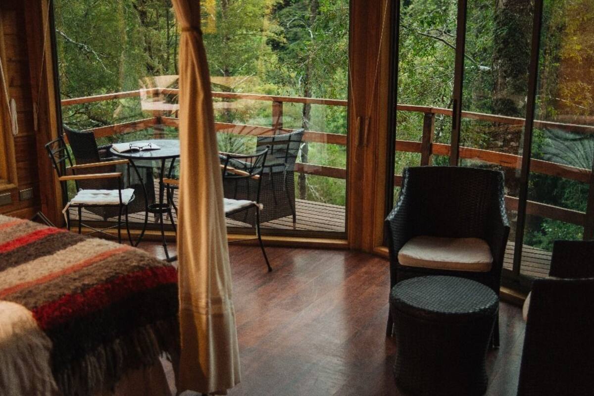 Suite, 1 King Bed, Private Bathroom | In-room safe, individually decorated, individually furnished, bed sheets