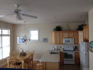 雪櫃、微波爐、焗爐、爐具