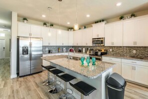 Deluxe House, 6 Bedrooms | Private kitchen