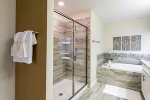 Deluxe House, 6 Bedrooms | Bathroom