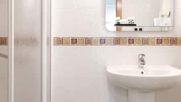 Douche, articles de toilette gratuits, sèche-cheveux