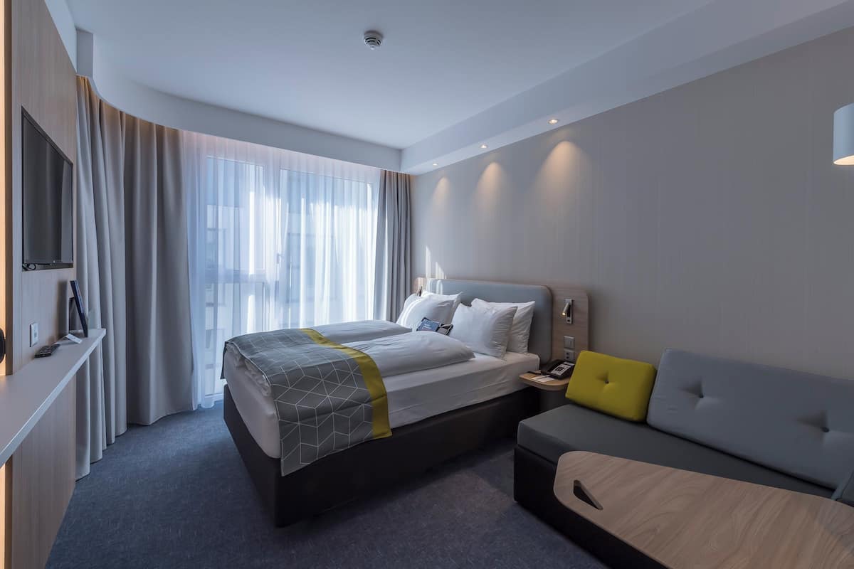 Chambre Standard, 1 grand lit et 1 canapé-lit (Free Breakfast) | Rideaux occultants, chambres insonorisées, fer et planche à repasser