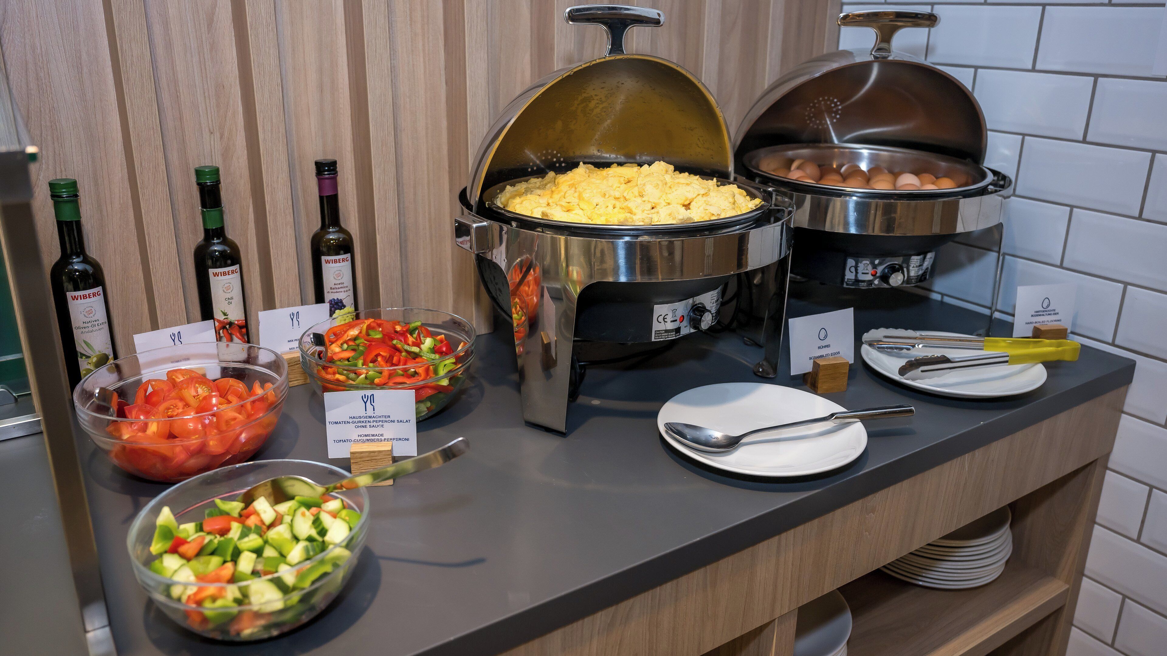Disposição de buffet com diversos alimentos e acompanhamentos.