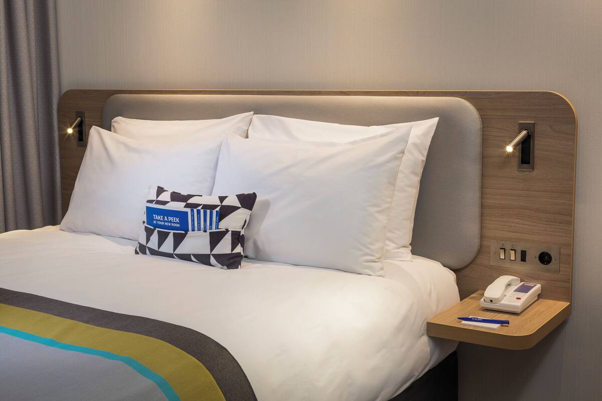 Verdunkelungsvorhänge, schallisolierte Zimmer, Bügeleisen/Bügelbrett