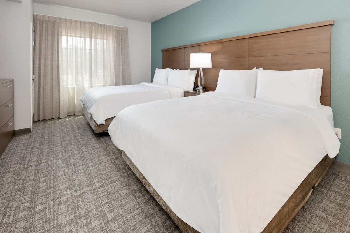 Escritorio, wifi gratis y ropa de cama