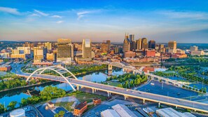 Paisagem urbana com uma ponte imponente e rio.
