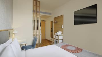Hypo-allergenic bedding, in-room safe, desk, laptop workspace
