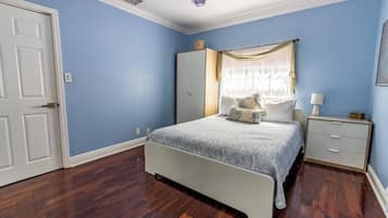 4 bedrooms, desk, iron/ironing board, travel crib