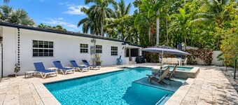 Spacious Oasis -Heated Pool, Hot Tub & Near Beach