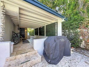 Property grounds - Spacious Oasis -Heated Pool, Hot Tub & Near Beach (Hollywood)